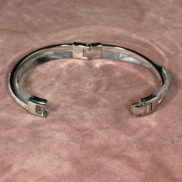 Michael Kors Silver-Tone & Gray Marbled Twisted Bangle Bracelet - Picture 4 of 9